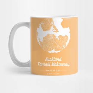 City map in golden yellow: Auckland Tamaki Makaurau, New Zealand with retro vintage flair Mug